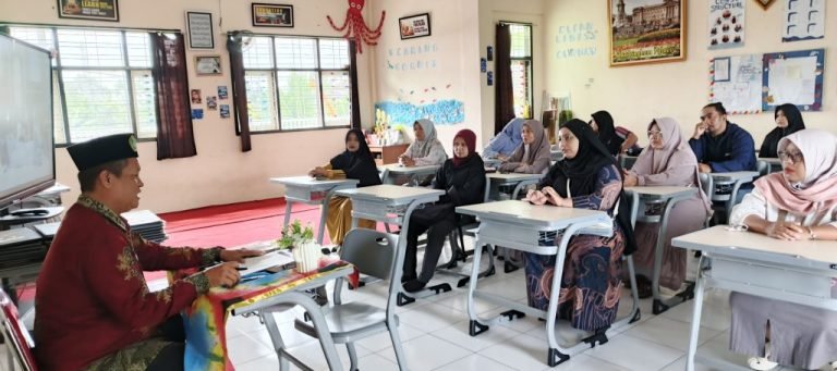 Pembagian Rapor Akhiri Tahun Ajaran 2024/2025 di MTsN 8 Banyuwangi