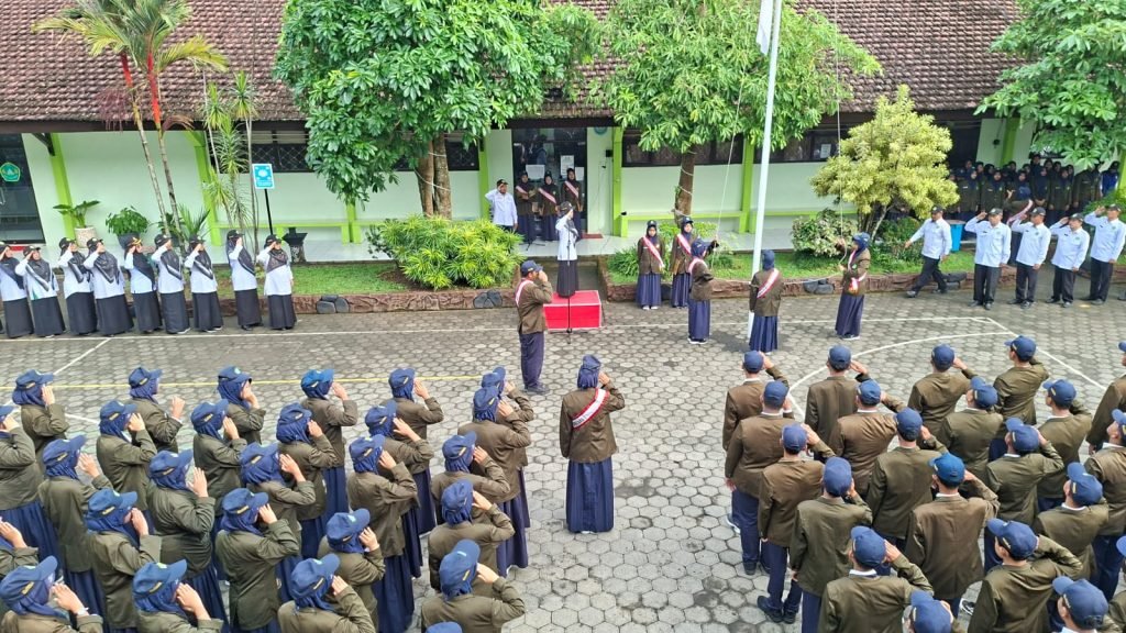 Meski Mendung, Semangat Tetap Menyala di Upacara Senin MTsN 8 Banyuwangi