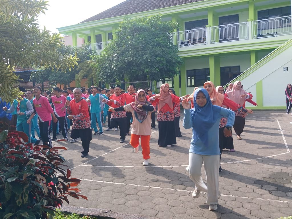 Spirit Jumat: Sinergi Iman, Gerak, dan Aksi Bersih di MTsN 8 Banyuwangi