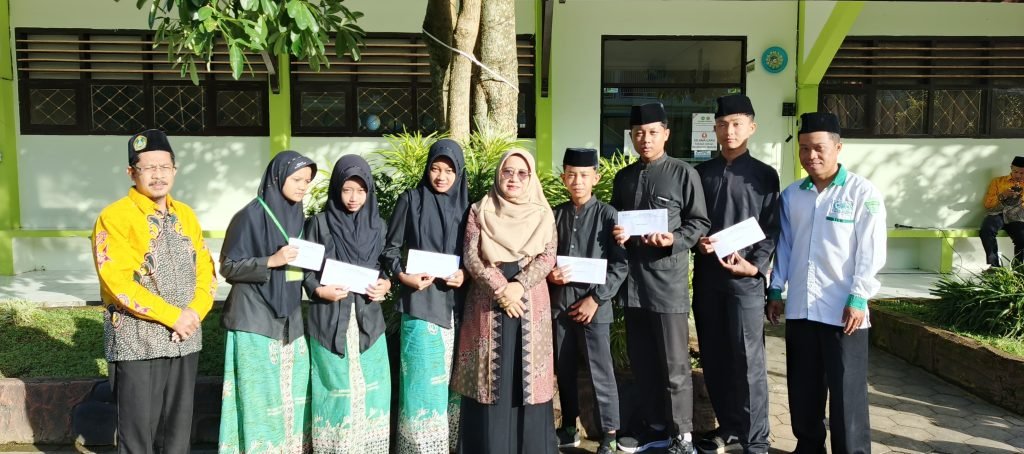 LazisNU Salurkan Bantuan untuk Siswa Kurang Mampu di MTsN 8 Banyuwangi
