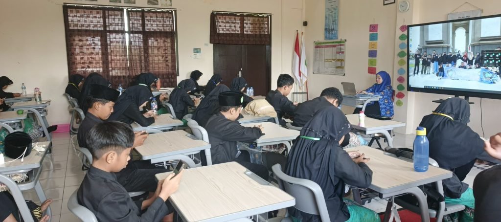 Kembali ke Irama Madrasah: Siswa Kelas 7 & 8 Jalani Pembelajaran Seperti Biasa