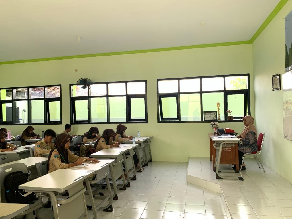 Hari Ke-5 Ujian Madrasah: Siswa Fokus, Guru Siaga