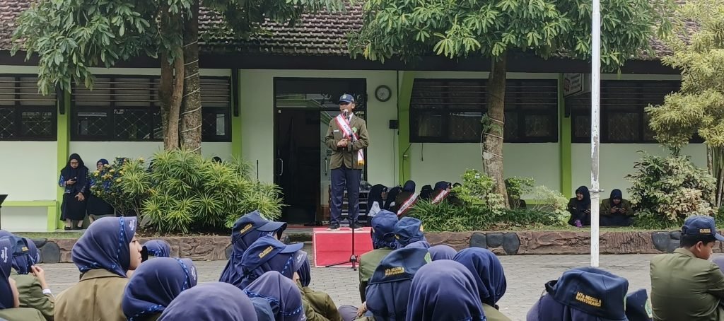 Upacara Bendera Senin Pagi di MTsN 8 Banyuwangi, Pembina Upacara Sampaikan Kiat Sukses