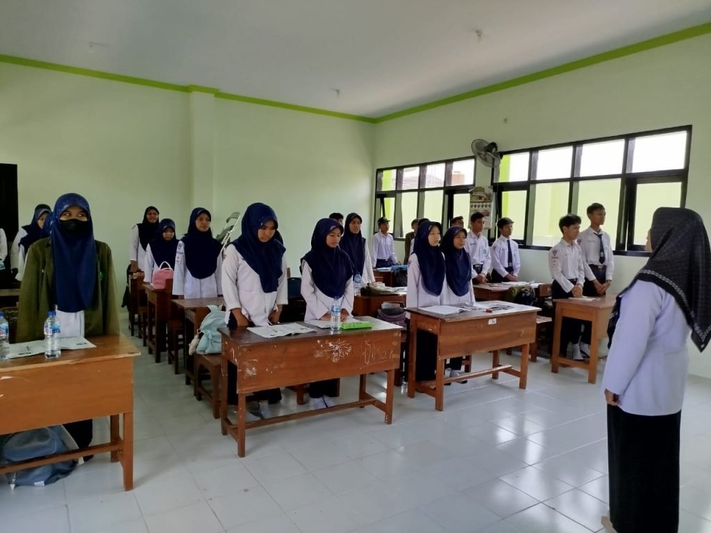 MTsN 8 Banyuwangi Laksanakan Instruksi Sekjen Kemenag RI: Siswa dan GTK Dengarkan Lagu Indonesia Raya
