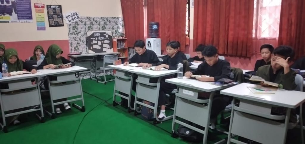 Mengawali Hari dengan Cahaya Al-Qur'an: Tradisi Pembacaan Al-Qur'an di MTsN 8 Banyuwangi