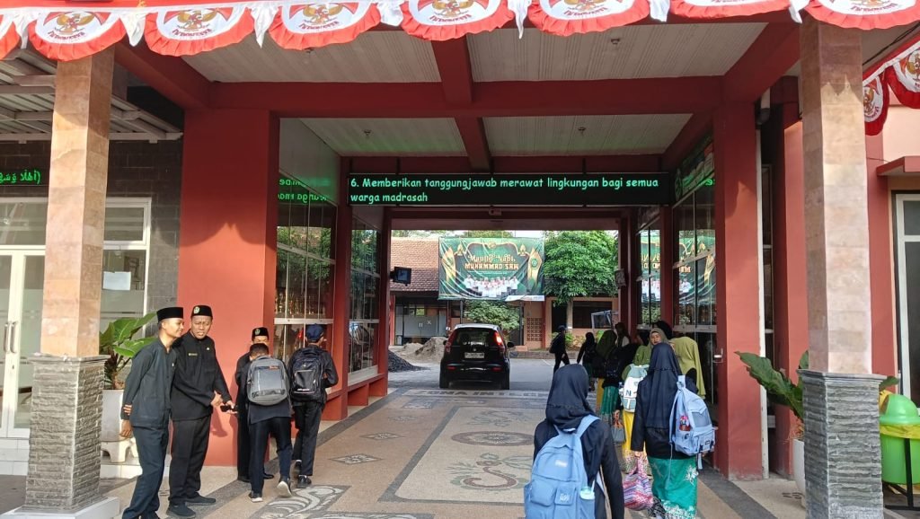 Pentingnya Pendidikan Karakter di MTsN 8 Banyuwangi: Membangun Generasi yang Berakhlak Mulia melalui Program Mabur Banter