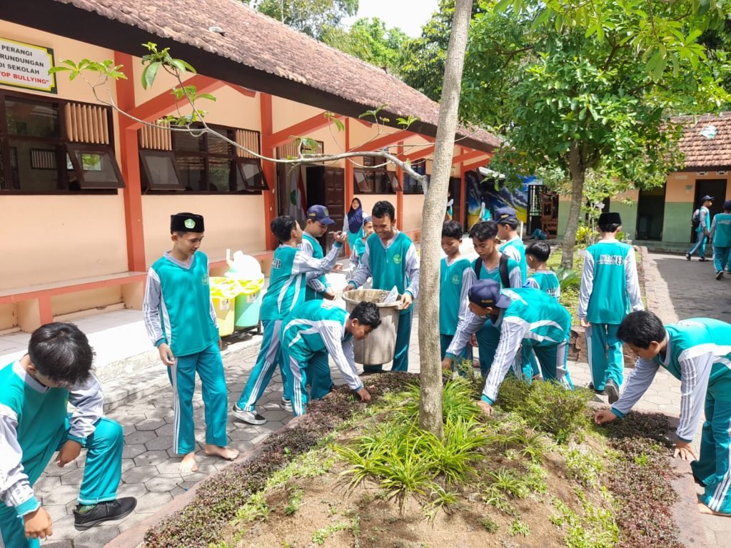 Jumat Bersih Madrasah: Semangat Peringatan Hari Guru dan Hari KORPRI dalam Meningkatkan Kebersihan dan Kedisiplinan