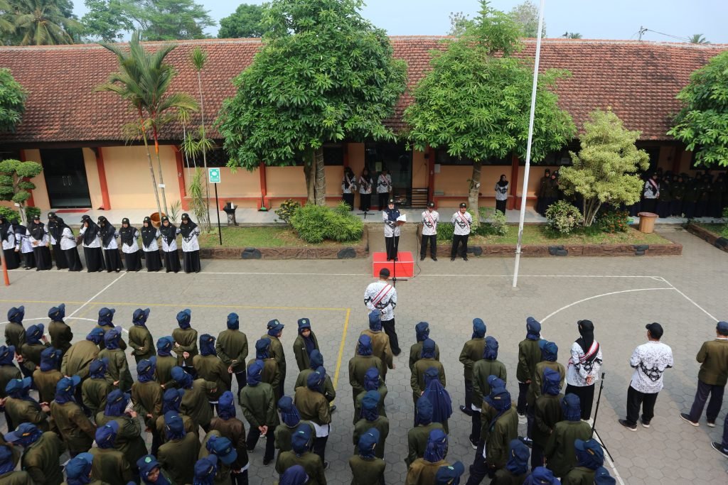 Upacara Peringatan Hari Guru Nasional di MTsN 8 Banyuwangi: 