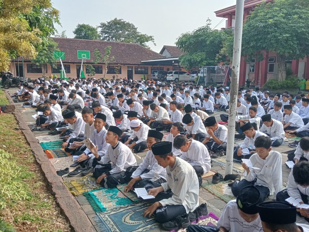Kegiatan Jumat Pon di MTsN 8 Banyuwangi