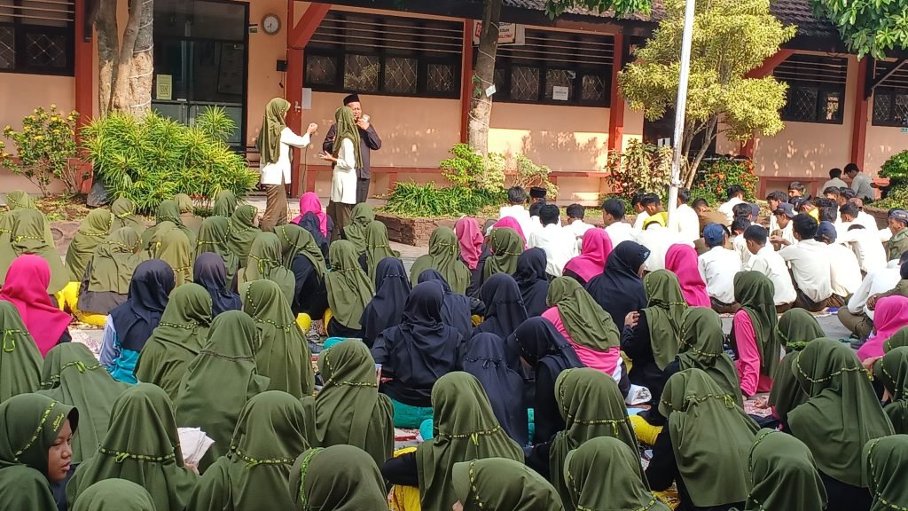 Menguatkan Daya Ingat Melalui Kegiatan Gerbang di MTsN 8 Banyuwangi