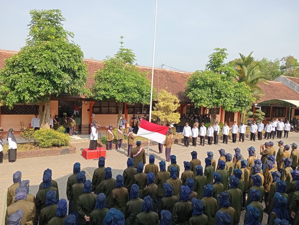 Upacara Memperingati Hari Pahlawan di MTsN 8 Banyuwangi