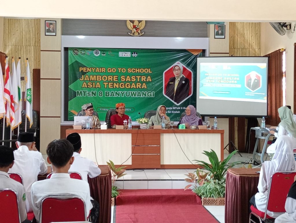 Penyair Go to School: Kunjungan Dr. Razia Binti Ramli ke MTsN 8 Banyuwangi