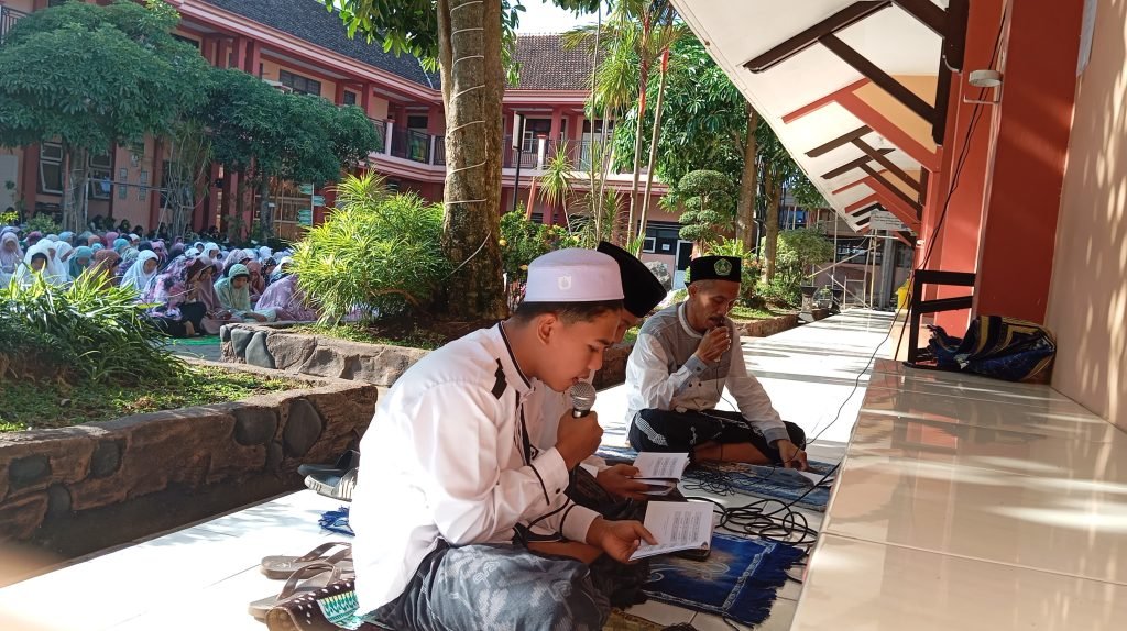 Kegiatan Rutin Jumat Pon: Pembacaan Rotibul Haddad di MTsN 8 Banyuwangi