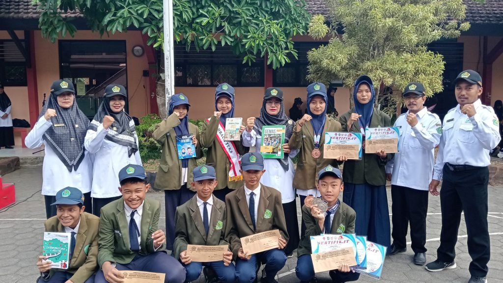 Pelaksanaan Upacara Rutin Hari Senin di MTsN 8 Banyuwangi Serta Launching Majalah MatsdelawangiNews