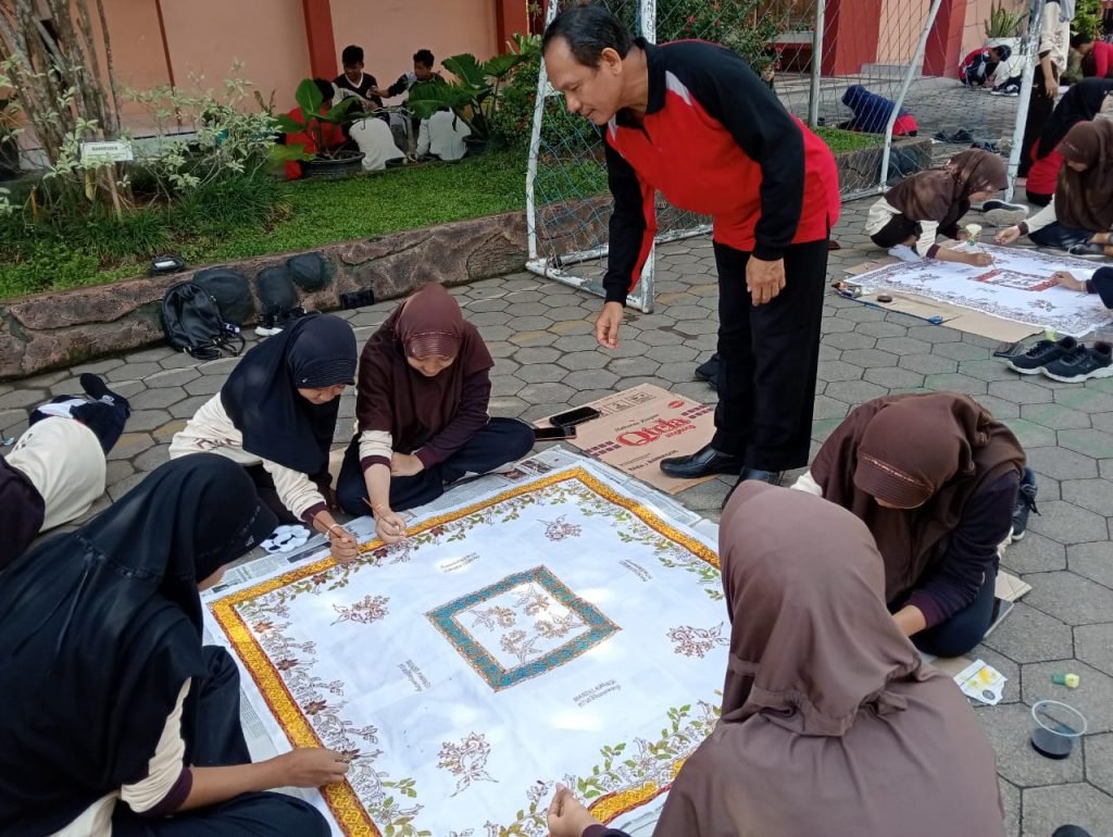 AM Praktek membatik MTsN 8 Banyuwangi