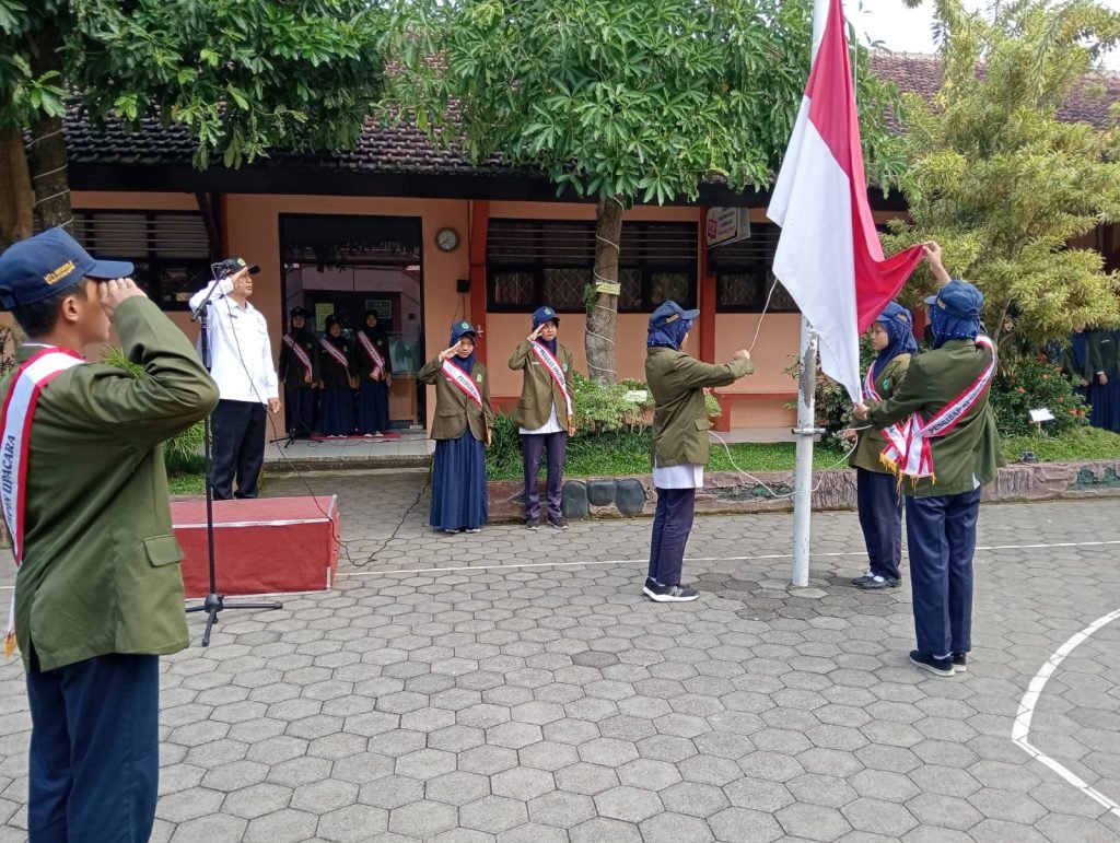 Upacara bendera rutin setiap hari senin
